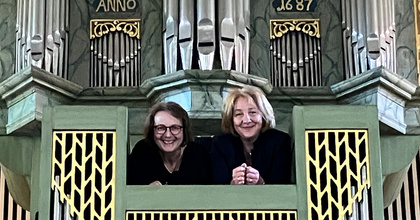Pfarrerin Dorothea Herbst (links) und Kantorin Karin Gastell (rechts) bieten mit einem musikalischen Zweig in der Kirchengemeinde Westerstede ein völlig neues Konfi-Modell an.