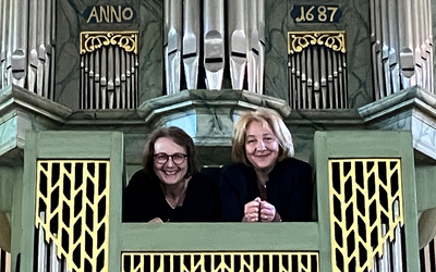 Pfarrerin Dorothea Herbst (links) und Kantorin Karin Gastell (rechts) bieten mit einem musikalischen Zweig in der Kirchengemeinde Westerstede ein völlig neues Konfi-Modell an.