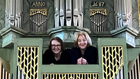 Pfarrerin Dorothea Herbst (links) und Kantorin Karin Gastell (rechts) bieten mit einem musikalischen Zweig in der Kirchengemeinde Westerstede ein völlig neues Konfi-Modell an.