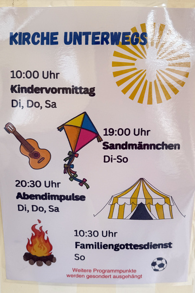 Zu sehen ist ein Plakat mit dem Programm von "Kirche Unterwegs"