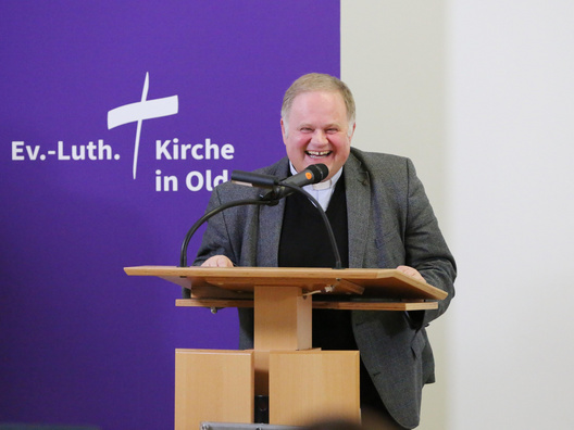 Den Bericht aus dem Ausschuss für theologische und liturgische Fragen, Schöpfungsverantwortung, Mission und Ökumene stellte der Synodale Pfarrer Dr. Oliver Dürr vor.