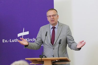 Bischof Adomeit stellt der Synode den Bericht über den Prioritätenprozess vor.