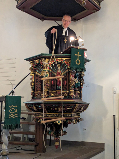 Bischof Thomas Adomeit predigte im Eröffnungsgottesdienst in der St.-Ulrichs-Kirche in Rastede über die Himmelsleiter.