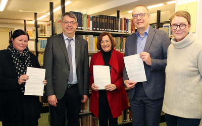 Feierliche Unterzeichnung des Vertrags über die Dauerleihgabe in den Räumen der Bibliothek im Oberkirchenrat (von rechts nach links): Professorin Dr. Andrea Strübind (Vizepräsidentin für Studium und Lehre der Carl von Ossietzky Universität Oldenburg) und Bischof Thomas Adomeit (Ev.-Luth. Kirche in Oldenburg)