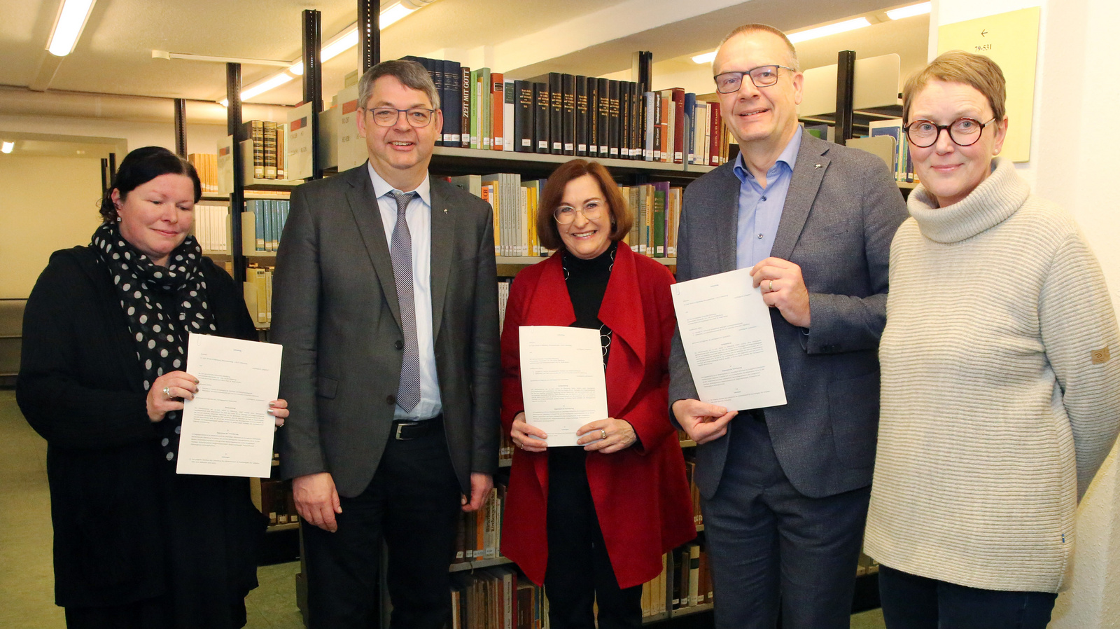 Feierliche Unterzeichnung des Vertrags über die Dauerleihgabe in den Räumen der Bibliothek im Oberkirchenrat (von rechts nach links): Professorin Dr. Andrea Strübind (Vizepräsidentin für Studium und Lehre der Carl von Ossietzky Universität Oldenburg) und Bischof Thomas Adomeit (Ev.-Luth. Kirche in Oldenburg)