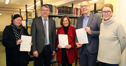 Feierliche Unterzeichnung des Vertrags über die Dauerleihgabe in den Räumen der Bibliothek im Oberkirchenrat (von rechts nach links): Professorin Dr. Andrea Strübind (Vizepräsidentin für Studium und Lehre der Carl von Ossietzky Universität Oldenburg) und Bischof Thomas Adomeit (Ev.-Luth. Kirche in Oldenburg)