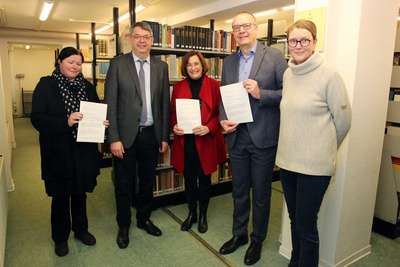 Feierliche Unterzeichnung des Vertrags über die Dauerleihgabe in den Räumen der Bibliothek im Oberkirchenrat (von rechts nach links): Professorin Dr. Andrea Strübind (Vizepräsidentin für Studium und Lehre der Carl von Ossietzky Universität Oldenburg) und Bischof Thomas Adomeit (Ev.-Luth. Kirche in Oldenburg)
