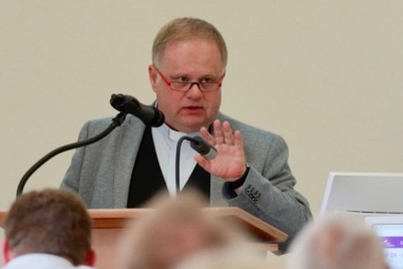 Der Synodale Pfarrer Dr. Oliver Dürr berichtete aus dem Ausschuss für theologische u. liturgische Fragen, Schöpfungsverantwortung, Mission und Ökumene.