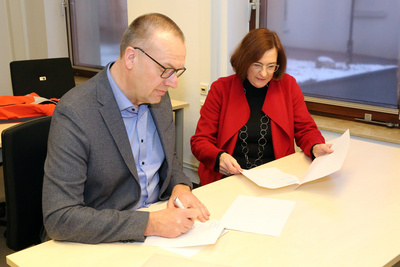 Feierliche Unterzeichnung des Vertrags über die Dauerleihgabe in den Räumen der Bibliothek im Oberkirchenrat (von rechts nach links): Professorin Dr. Andrea Strübind (Vizepräsidentin für Studium und Lehre der Carl von Ossietzky Universität Oldenburg) und Bischof Thomas Adomeit (Ev.-Luth. Kirche in Oldenburg)