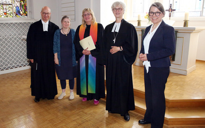 Einführungsgottesdienst in der Kapelle des Ev.-luth. Oberkirchenrats in Oldenburg (von links nach rechts): Pastor Tilman Kingreen aus Hannover, Krankenhausseelsorgerin Silvia Teuwsen (Klinikum Oldenburg), Pfarrerin Tanja Bödeker, Oberkirchenrätin Gudrun Mawick und Pröpstin Wiebke Vielhauer aus Uelzen.