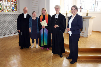 Einführungsgottesdienst in der Kapelle des Ev.-luth. Oberkirchenrats in Oldenburg (von links nach rechts): Pastor Tilman Kingreen aus Hannover, Krankenhausseelsorgerin Silvia Teuwsen (Klinikum Oldenburg), Pfarrerin Tanja Bödeker, Oberkirchenrätin Gudrun Mawick und Pröpstin Wiebke Vielhauer aus Uelzen.