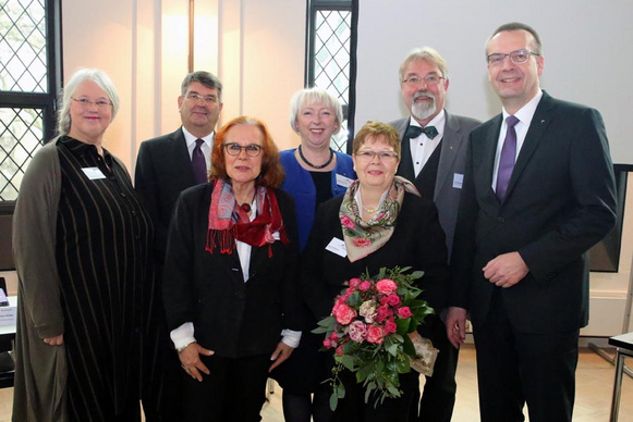 Bischof Thomas Adomeit, die neue Präsidentin Sabine Blütchen und das neue Synodenpräsidium