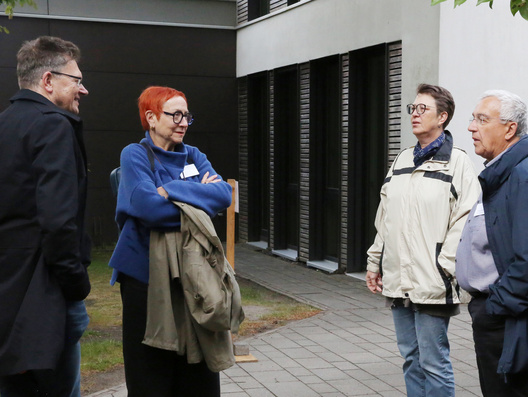 Das Foto zeigt einzelne Gesprächsgruppen zum Jahresthema