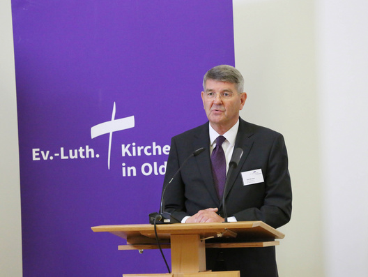 Auf diesem Foto ist Jost Richter beim Bericht aus Rechts- und Verfassungsausschuss zu sehen.