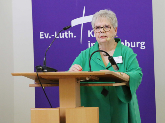 Foto von Synodenpräsidentin Sabine Blütchen