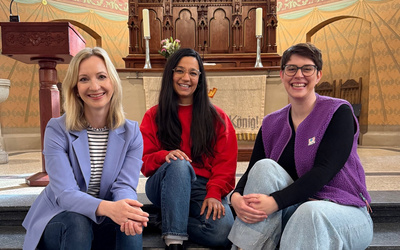 Initiatorinnen der Coldplay-Gottesdienste (von links nach rechts): Pfarrerin Anna Cornelius, Popkantorin Sarina Lal und Innovationspfarrerin Jennifer Battram-Arenhövel.