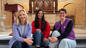Initiatorinnen der Coldplay-Gottesdienste (von links nach rechts): Pfarrerin Anna Cornelius, Popkantorin Sarina Lal und Innovationspfarrerin Jennifer Battram-Arenhövel.