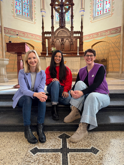 Initiatorinnen der Coldplay-Gottesdienste (von links nach rechts): Pfarrerin Anna Cornelius, Popkantorin Sarina Lal und Innovationspfarrerin Jennifer Battram-Arenhövel.