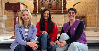 Initiatorinnen der Coldplay-Gottesdienste (von links nach rechts): Pfarrerin Anna Cornelius, Popkantorin Sarina Lal und Innovationspfarrerin Jennifer Battram-Arenhövel.