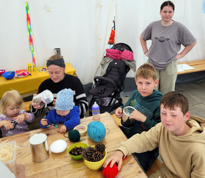 Basteln in Willis Kirchenzelt