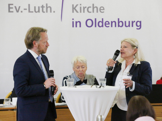 Pfarrer Nico Szameitat im Interview mit Gina Beushausen, Anprechperson für Betroffene von sexualisierter Gewalt in der oldenburgischen Kirche.