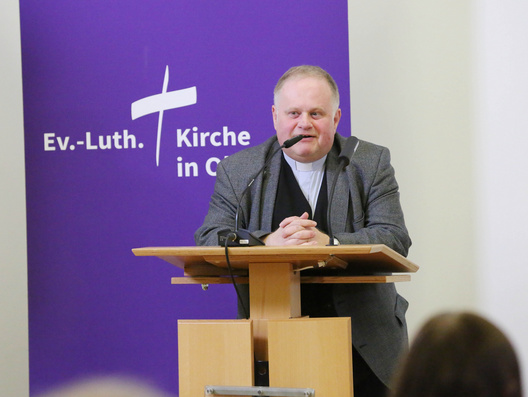 Das Foto zeigt Pfarrer Dr. Oliver Dürr, wie dieser aus dem aus dem Ausschuss für theologische  und liturgische Fragen, Schöpfungsverantwortung, Mission und Ökumene berichtete.