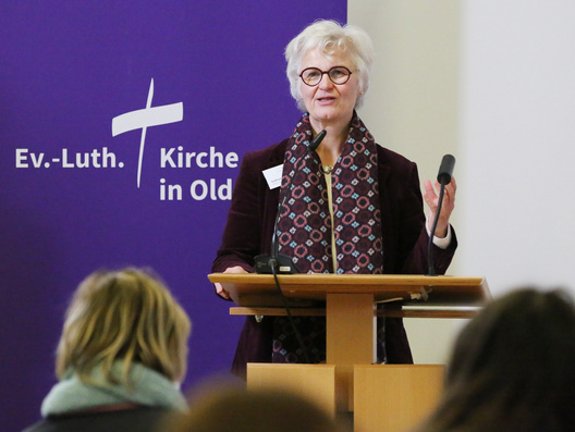 Oberkirchenrätin Gudrun Mawick steht am Rednerpult.