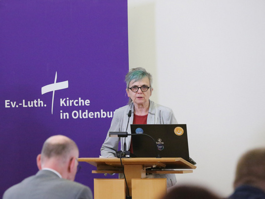 Dieses Bild zeigt Landeskirchenmusikdirektorin Beate Besser bei ihrem Bericht.
