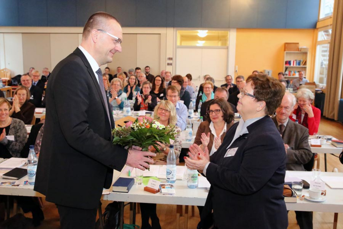 Synodenpräsidentin Sabine Blütchen gratulierte Pfarrer Thomas Adomeit zur seiner Wahl als nebenamtliches Mitglied des Oberkirchenrats.