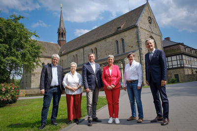 Treffen der Synoden in Niedersachsen in Loccum (von links nach rechts): Vizepräsident Helge Johr, Synodenpräsidentin Sabine Blütchen, Synodenpräsident Peter Abramowski, Landtagspräsidentin Hanna Naber, Synodenpräsidentin Daniela Röhler und Synodenpräsident Matthias Kannengiesser.
