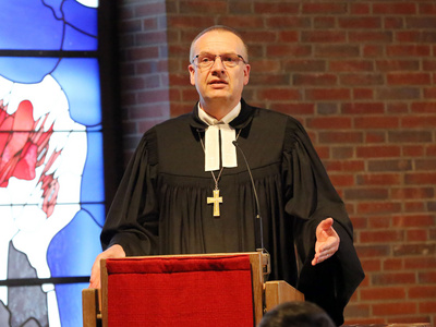 „Die Synodalen gehen nicht einfach als Gewählte in ihre Arbeit, sondern als Gesegnete", betonte Bischof Thomas Adomeit im Festgottesdienst zur Einsegnung der Synodalen.