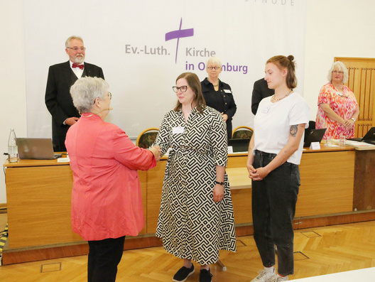 Synodenpräsidentin Sabine Blütchen verpflichtete die Synodale Lea Uffelmann (berufenes Mitglied) und als Ersatzsynodale Pfarrerin Luisa Böhmen (Kirchenkreis Ammerland).