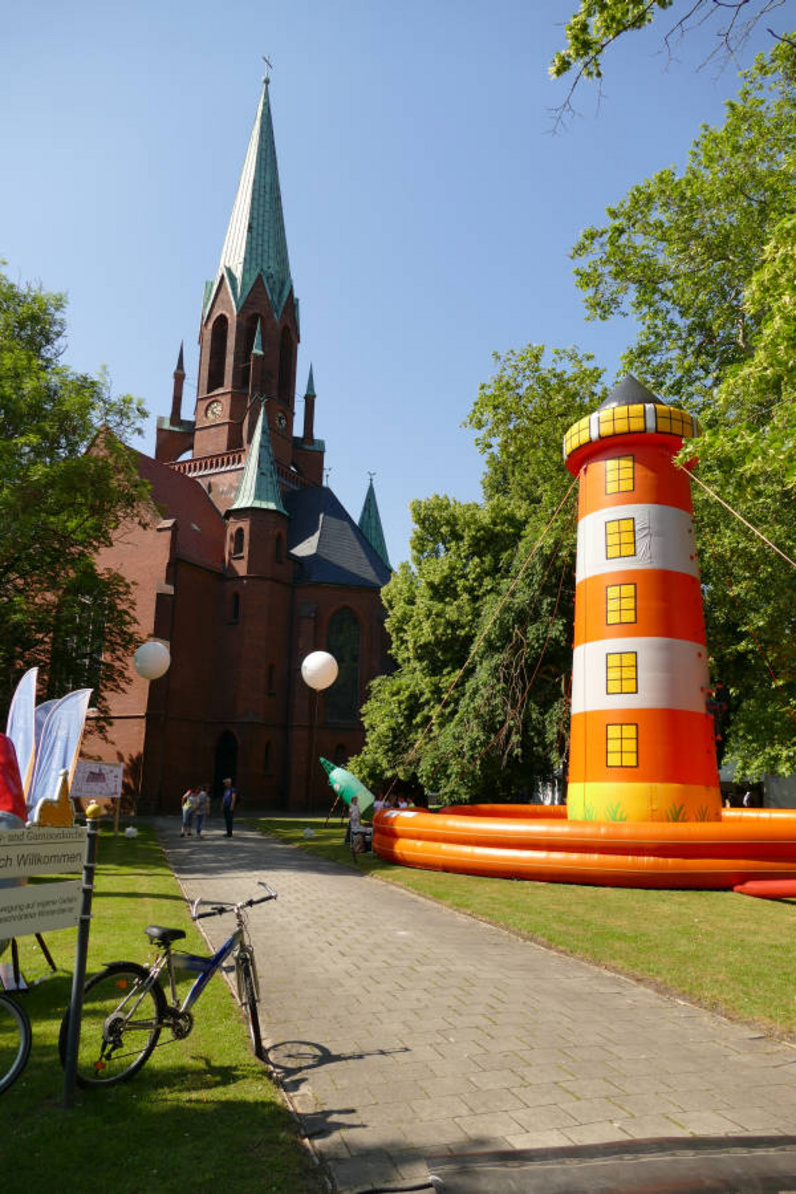 Die Christus- und Garnisonkirche mit dem zwölf Meter hohen Kletterleuchturm. Von oben lässt sich die Kirchenmeile gut überblicken. Foto: ELKiO/H.-W. Kögel