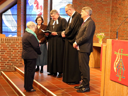 Im Festgottesdienst wurde die bisherige Synodenpräsidentin Sabine Blütchen entpflichtet.
