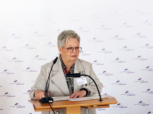 Synodenpräsidentin Sabine Blütchen steht am Rednerpult.