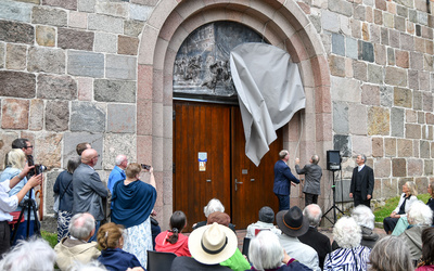 Feierliche Enthüllung an der Vareler Schlosskirche.