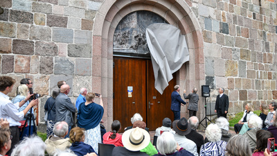 Feierliche Enthüllung an der Vareler Schlosskirche.