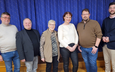 Vertreten den Kirchenkreis in der oldenburgischen Synode (von links nach rechts): Diedrich Ahlfeld, Pfarrer Oliver Dürr, Almut Härtel, Claudia Langenbach, Karsten Boll und Kreiskantor Florian Kubiczek. Nicht auf dem Foto: Pfarrerin Anette Domke.