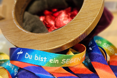 Bunte Bänder und süße Schokoherzen erfreuen die Messebesucher*innen.