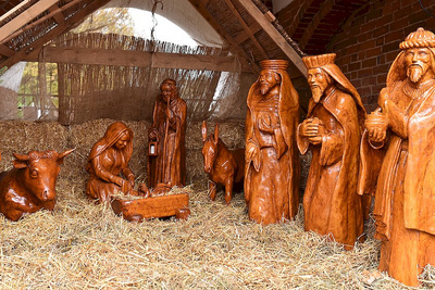 Krippenfiguren aus heimischem Lindenholz vor der St.-Johannes-Kirche in Bad Zwischenahn. Geschnitzt von Kea Ahlers aus Wiefelstede. Foto: ELKiO/Tobias Frick