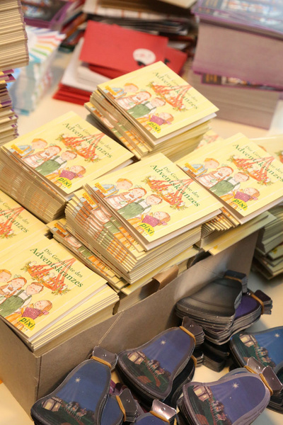 In den Tüten befinden sich jeweils ein für das Alter passendes Geschenk, die Weihnachtsgeschichte, ein Liederheft, Bastelsachen, Postkarten, Süßigkeiten sowie ein Familiengutschein für den Besuch der Kunsthalle Wilhelmshaven. Fotos: Rogate-Kloster/ Björn Lübbe