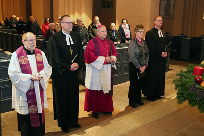 Den Gottesdienst gestalteten gemeinsam (von links nach rechts): Pfarrer Ludger Brock (kath. Pfarrei St. Peter Wildeshausen), Bischof Thomas Adomeit, Weihbischof Wilfried Theising, Lektorin Silke Frede und Pfarrer Lars Löwensen (Ev.-luth. Kirchengemeinde Wildeshausen). Alle Fotos: ELKiO/D.-M. Grötzsch