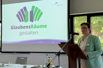 Kreispfarrerin Birte Wielage informierte die Kreissynodalen über die herausfordernde finanzielle Lage der Ev.-Luth. Kirche in Oldenburg.