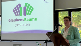 Kreispfarrerin Birte Wielage informierte die Kreissynodalen über die herausfordernde finanzielle Lage der Ev.-Luth. Kirche in Oldenburg.