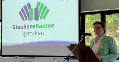 Kreispfarrerin Birte Wielage informierte die Kreissynodalen über die herausfordernde finanzielle Lage der Ev.-Luth. Kirche in Oldenburg.
