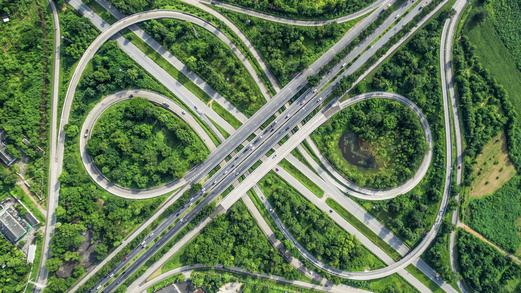 Luftaufnahme von einem Autobahnkreuz