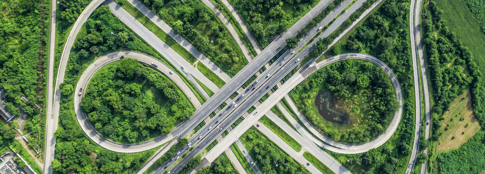 Luftaufnahme von einem Autobahnkreuz