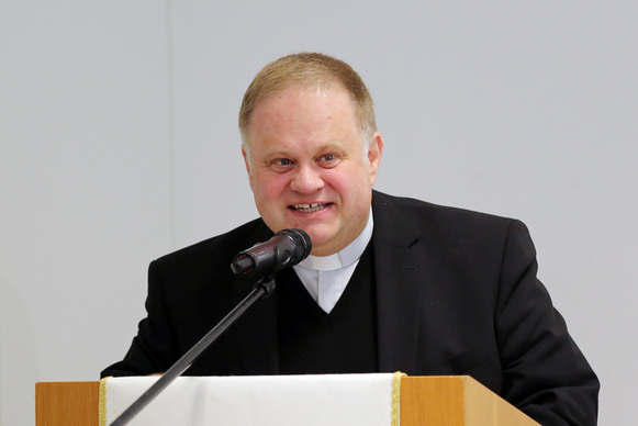 Der Synodale Pfarrer Dr. Oliver Dürr bringt den Bericht des Ausschusses für theologische u. liturgische Fragen, Schöpfungsverantwortung, Mission und Ökumene ein.