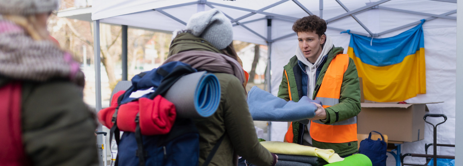 Symbolbild: Flucht, Vertreibung, Asyl Freiwillige verteilen Decken und andere Spenden an Flüchtlinge.