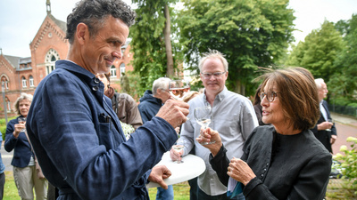 Marianne Janssen vom Förderkreis und Prof. Carl Constantin Weber freuen sich über die Fertigstellung. 